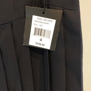 Nanette Lapore size 4brand new navy pleated skirt